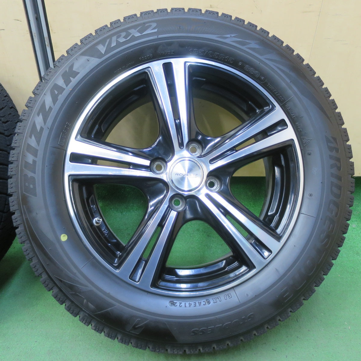 バリ溝！22年！キレイ！8.5分★スタッドレス 185/65R15 ブリヂストン ブリザック VRX2 ROZEST ローゼスト 15インチ PCD100/4H★5082805イス