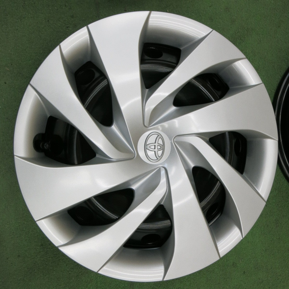 新車外し★トヨタ ヤリス 純正 スチール ホイール 14インチ 14×5.5J キャップ カバー 付き PCD100/4H★5042804TTホ