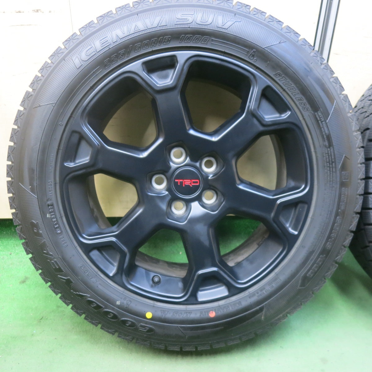バリ溝！22年！キレイ！9.5分以上★US トヨタ RAV4 純正 TRD 225/60R18 スタッドレス グッドイヤー アイスナビ SUV 18インチ PCD114.3/5H★6022401SKス