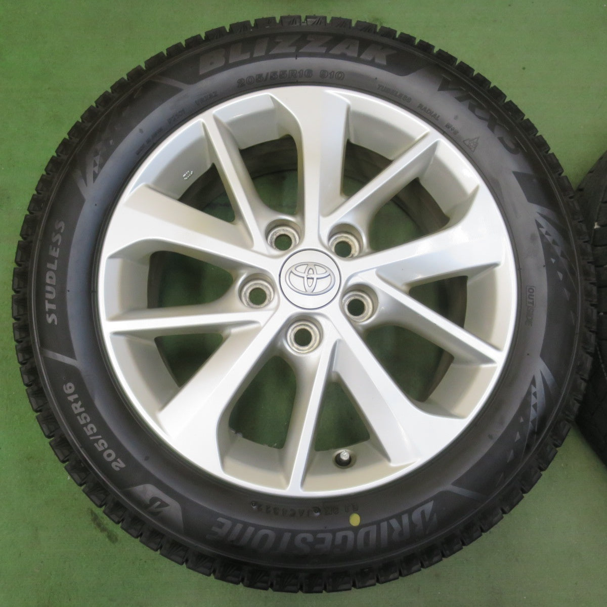 バリ溝！22年！ほぼ10分★トヨタ オーリス 純正 205/55R16 スタッドレス ブリヂストン ブリザック VRX3 16インチ PCD114.3/5H★5112106イス