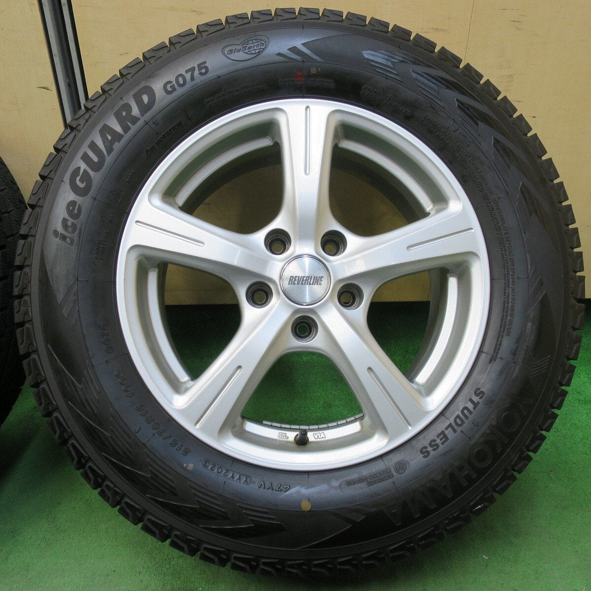 バリ溝！23年！キレイ！9.5分★スタッドレス 215/70R16 ヨコハマ アイスガード G075 REVERLINE リバーライン 16インチ PCD114.3/5H★5022707イス