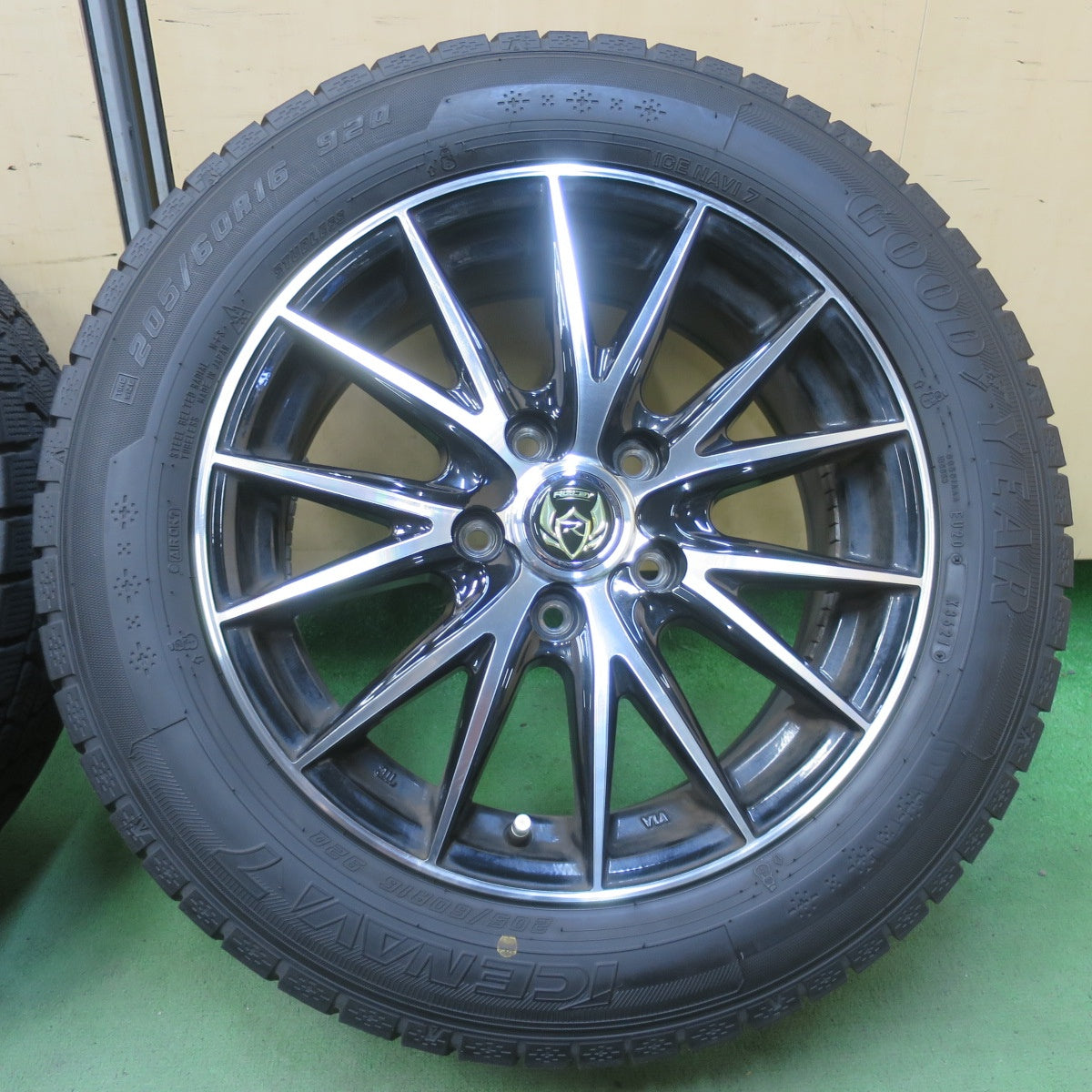 バリ溝！9分★スタッドレス 205/60R16 グッドイヤー アイスナビ7 RiZLEY ライツレー 16インチ PCD114.3/5H★6043013イス