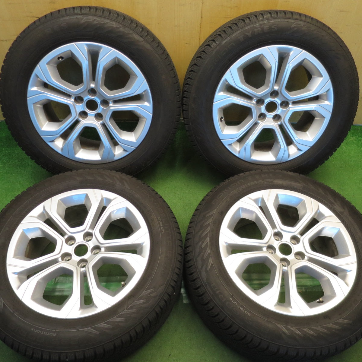 バリ溝！22年！キレイ！9.5分◎ランドローバー レンジローバー イヴォーク 純正 235/60R18 スタッドレス ノキアン ハッカペリッタ R5 SUV 18インチ PCD108/5H◎6091902NJス