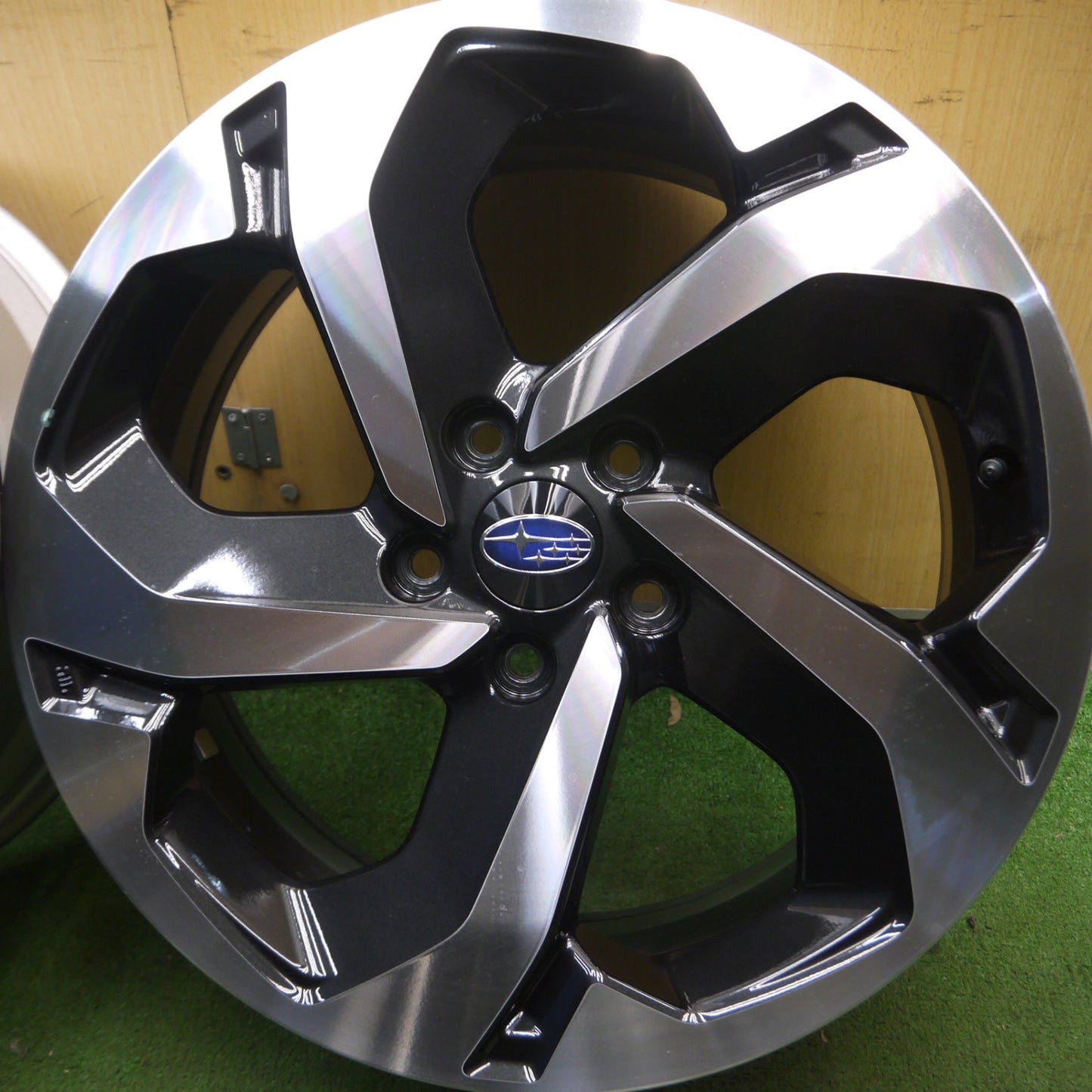 *送料無料* 新車外し★スバル フォレスター SKE アドバンス 純正 純正 ホイール 18インチ Advance 18×7J PCD114.3/5H★4051006Hホ