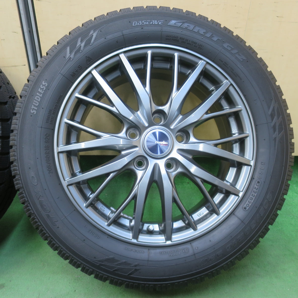 バリ溝！キレイ！9.5分以上★スタッドレス 205/60R16 トーヨー オブザーブ ガリット GIZ ravrion RM01 ラブリオン 16インチ PCD114.3/5H★6011613イス