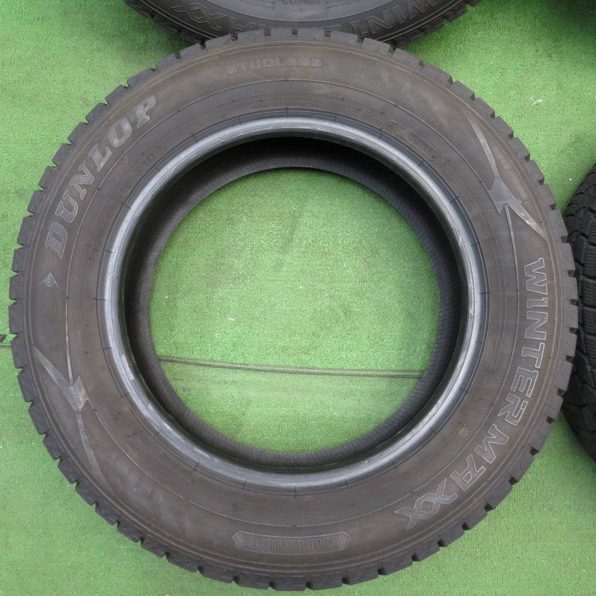 *送料無料* バリ溝！22年！9.5分以上★スタッドレス 195/65R15 ダンロップ ウインターマックス WM02 タイヤ 15インチ プリウス ノア ヴォクシー等★4033003KKスタ