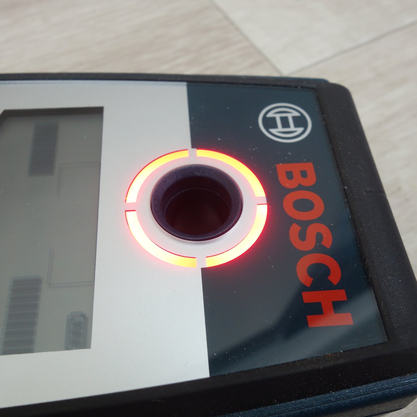 [送料無料] ☆ボッシュ デジタル 探知機 マルチ スキャナー GMS120 鉄筋 非鉄金属 通電線 間柱 同縁 壁面 壁裏 ケース 箱 付き Bosch☆