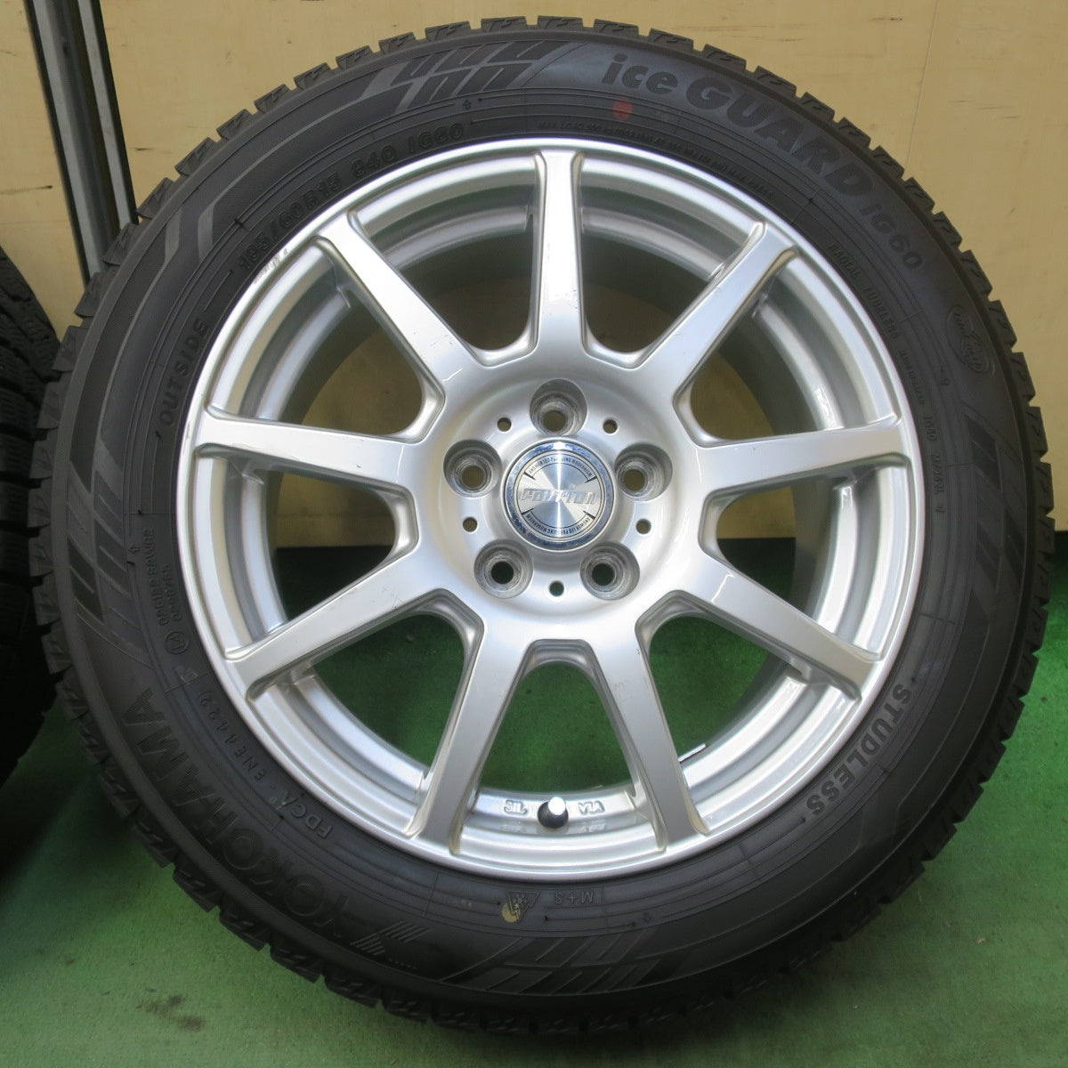 バリ溝！22年！9.5分◎シエンタ 等 185/60R15 スタッドレス ヨコハマ アイスガード iG60 ravrion ラブリオン 15インチ PCD100/5H◎6081606イス