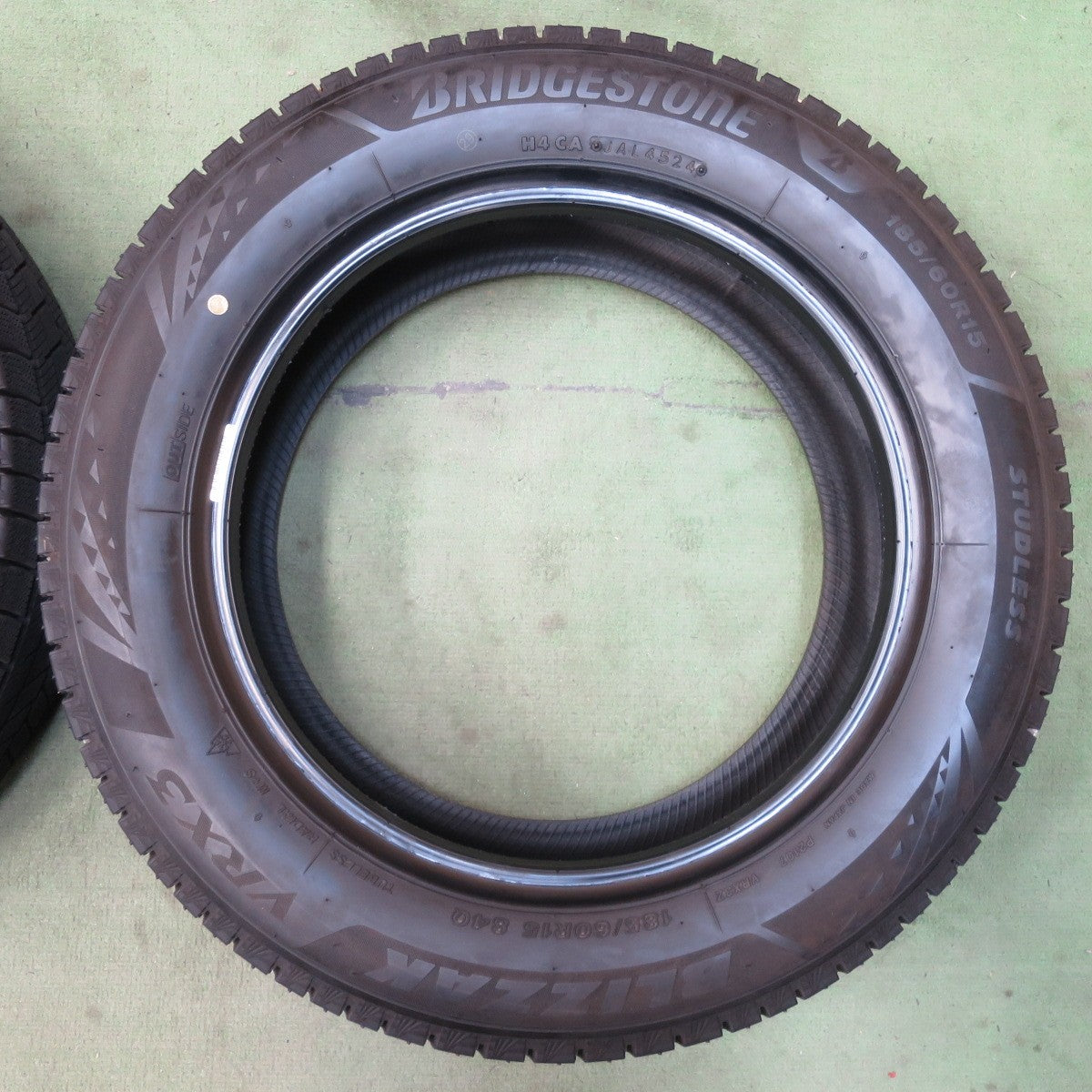 バリ溝！24年！ほぼ10分★スタッドレス 185/60R15 ブリヂストン ブリザック VRX3 タイヤ 15インチ アクア ヤリス ヴィッツ フィット インサイト 等★6031904イスタ