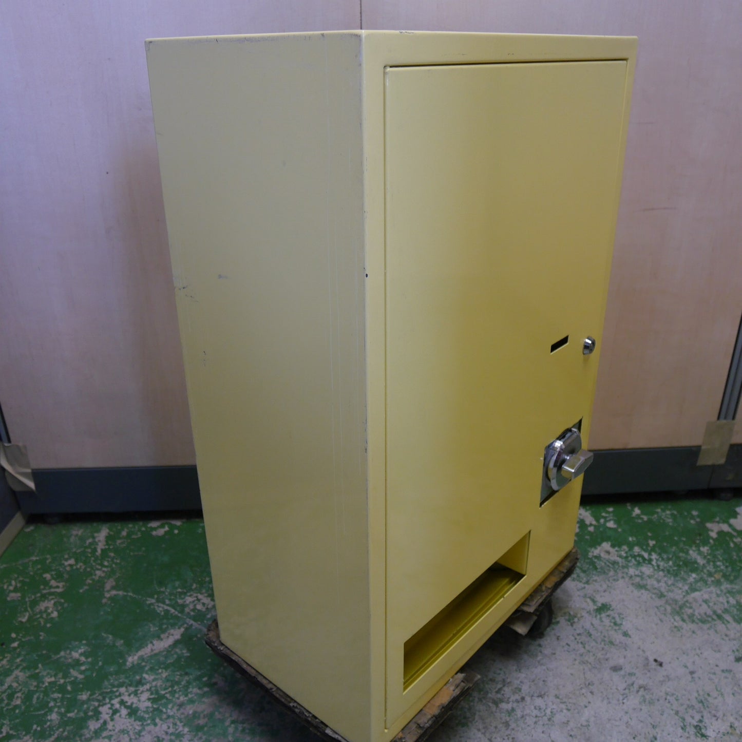 [送料無料] ☆手動式 自動 販売機 トレカ BOX トレーディング カード ボックス 自販機 ガチャ ガチャ メーカー 型式 不明 現状品②☆