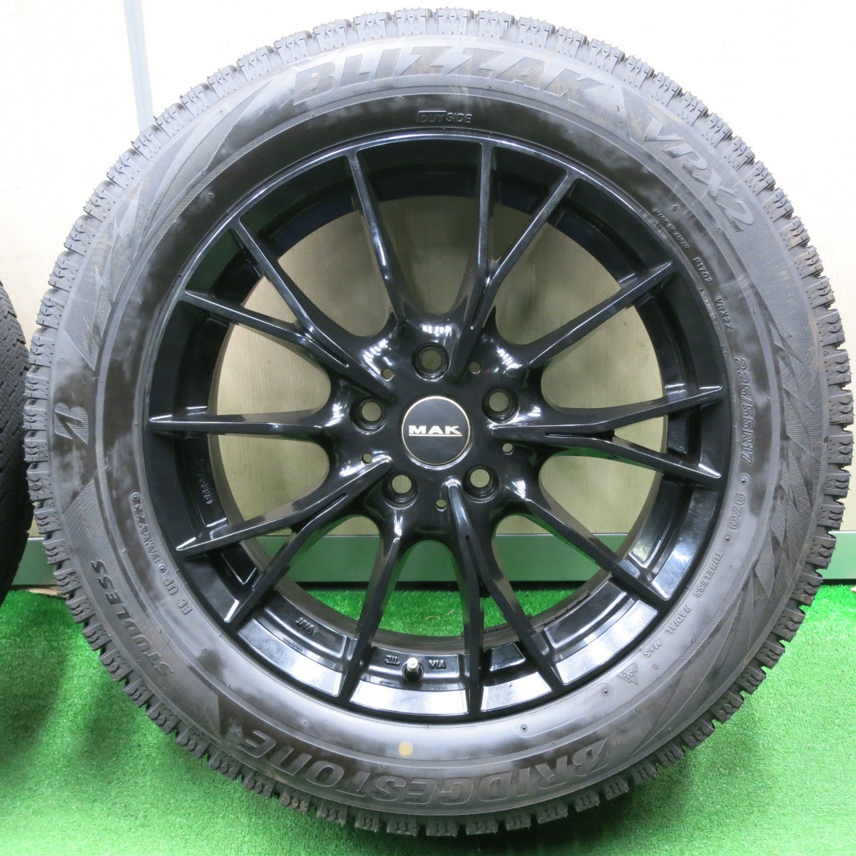 [送料無料] バリ溝！23年！キレイ！9分★BMW MINI 等 MAK FABRIK 225/55R17 スタッドレス ブリヂストン ブリザック VRX2 ファブリック 17インチ PCD112/5H★4112501NJス