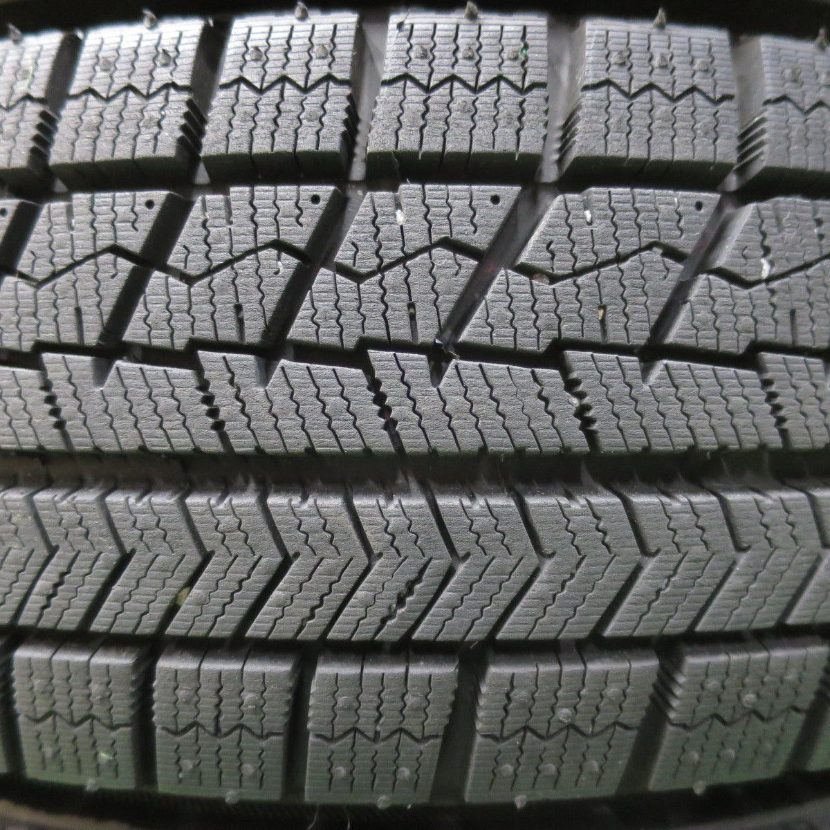 [送料無料] バリ溝！9.5分以上★スタッドレス 155/65R13 ブリヂストン ブリザック VRX NIRVANA NV ニルバーナ 13インチ PCD100/4H★4110812イス