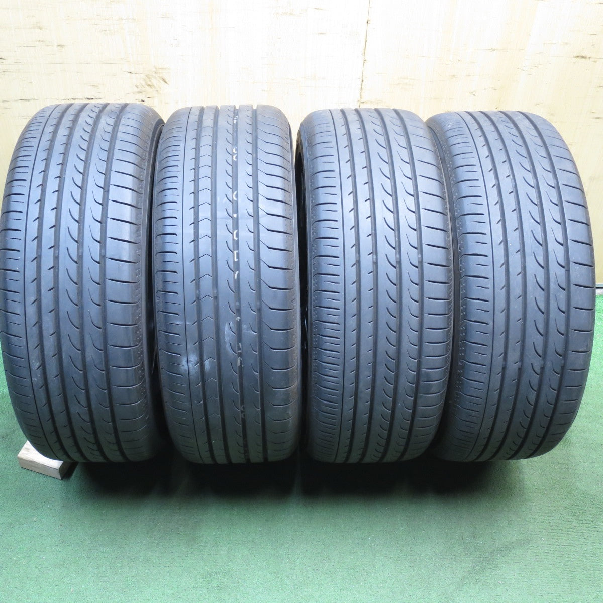*送料無料* バリ溝！23年！キレイ！9.5分★215/50R17 ヨコハマ ブルーアース RV-02 STRANGER ストレンジャー 17インチ PCD114.3/5H★4040604クノ