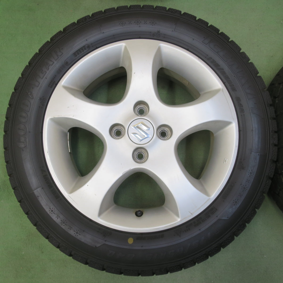 バリ溝！24年！9.5分◎スズキ スイフト スプラッシュ 純正 175/65R15 スタッドレス グッドイヤー アイスナビ7 15インチ PCD100/4H◎6081214イス