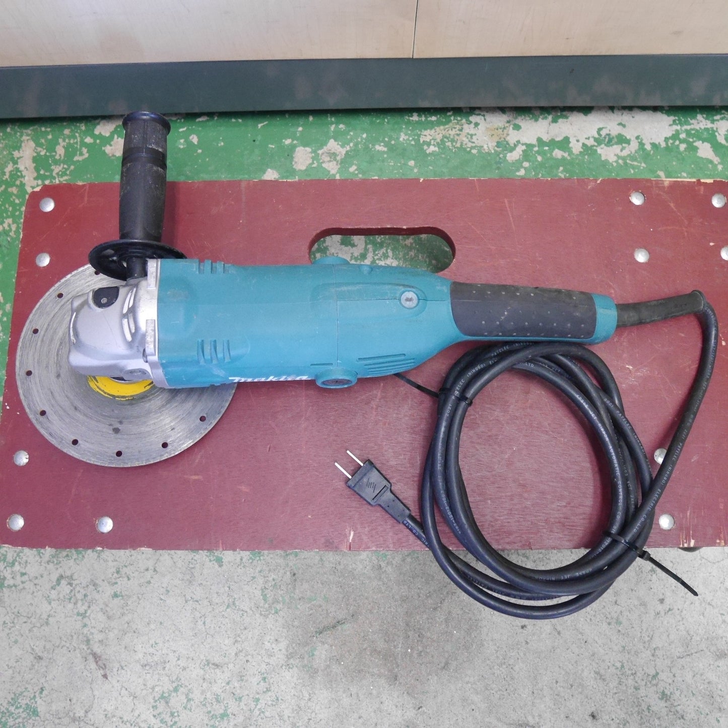 [送料無料] ☆マキタ 150mm ディスクグラインダー GA6021C 電動 工具 研削 研摩 研磨 機 コード式 100V makita☆