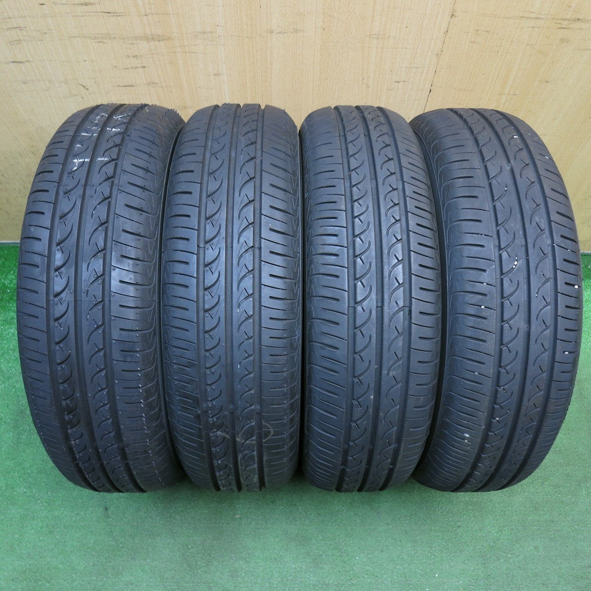 バリ溝！25年！ほぼ10分◎175/70R14 ヨコハマ ブルーアース AE01F タイヤ 14インチ アクア カローラ シエンタ ヤリス ヴィッツ フィット シャトル 等◎6092307KKノタ