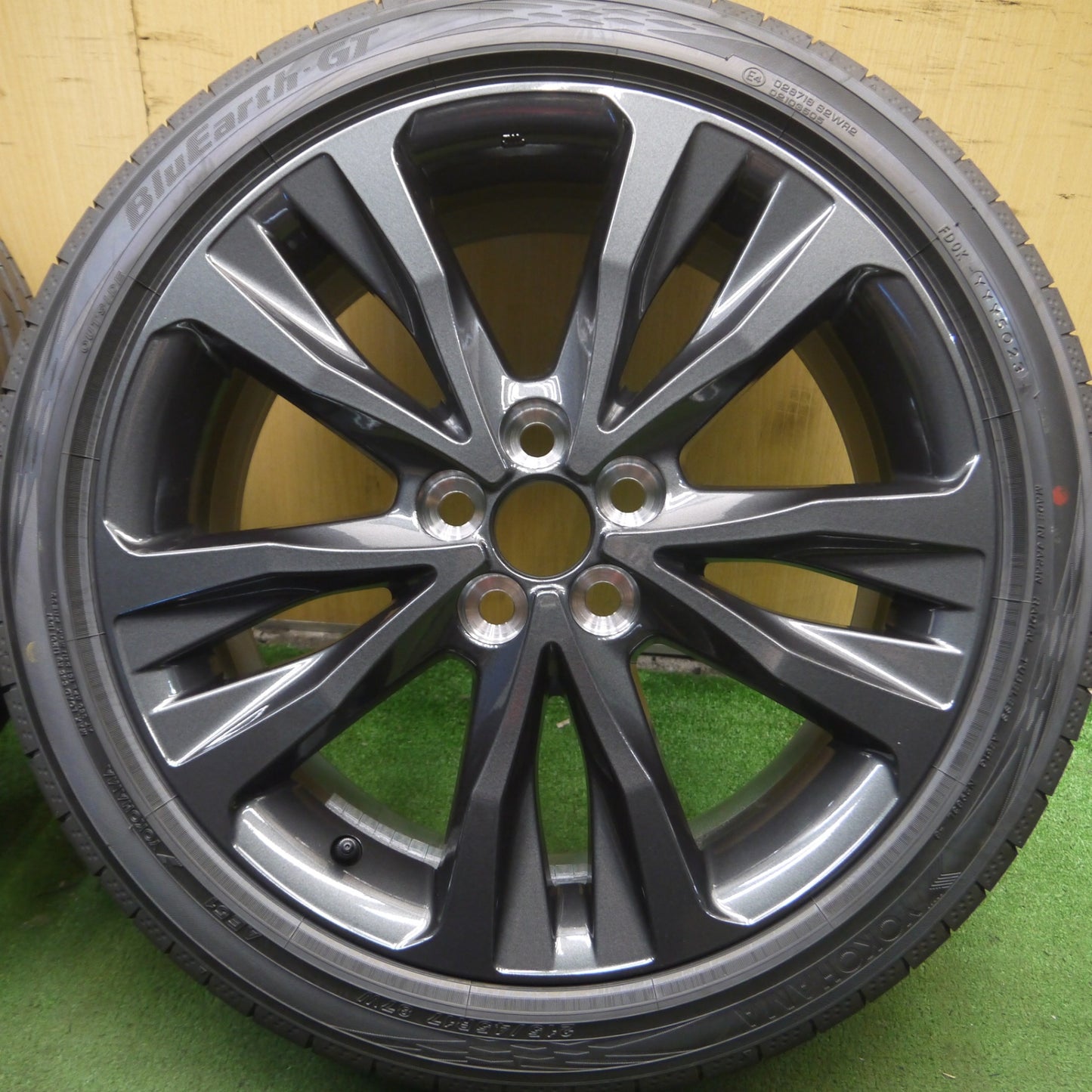*送料無料* 新車外し！23年★トヨタ カローラ ツーリング WxB 純正 215/45R17 ヨコハマ BluEarth-GT AE51 17インチ PCD100/5H★4041508Hノ