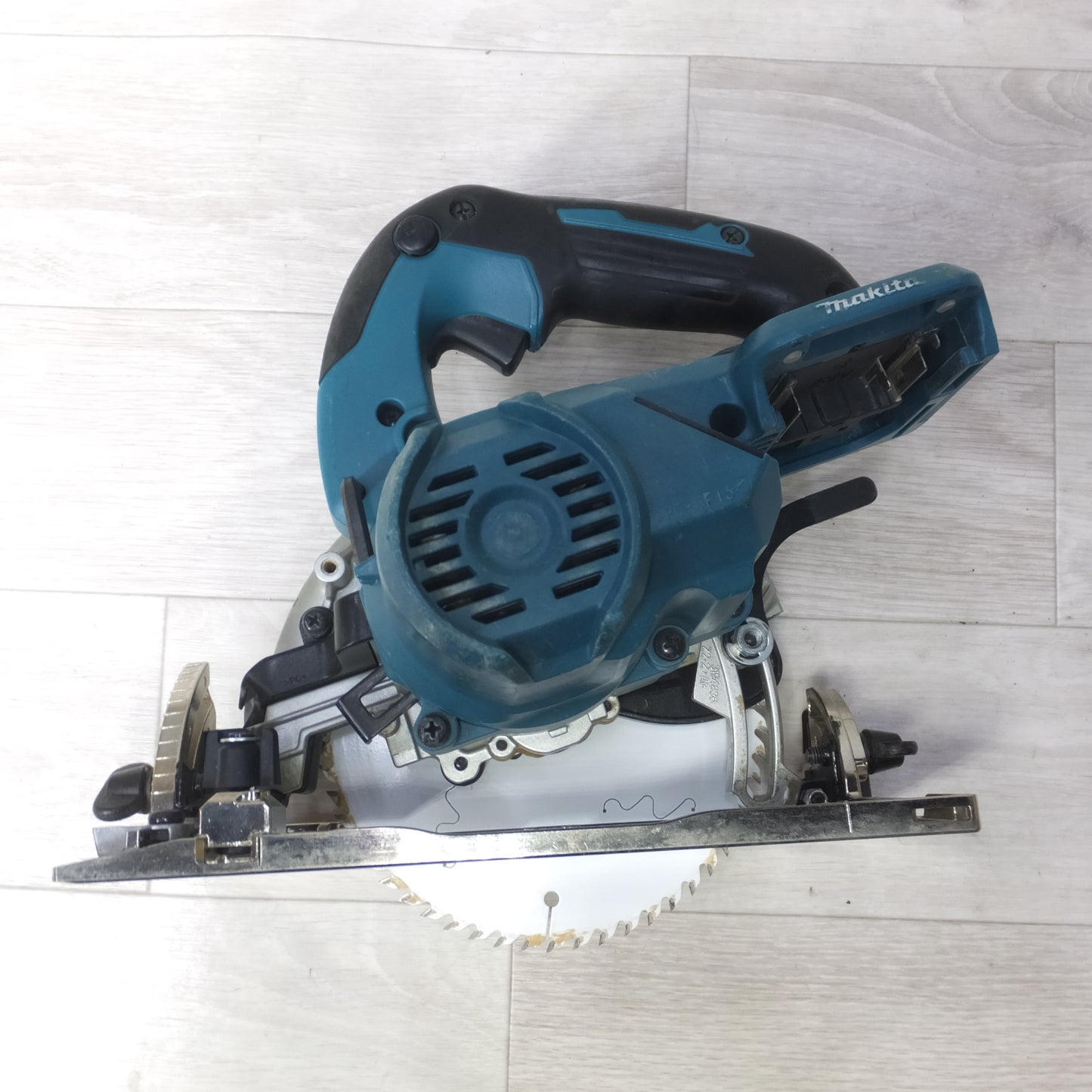 [送料無料] ◆makita マキタ 165mm 充電式マルノコ HS631D 18V 切断機 丸のこ 電動工具 本体のみ◆