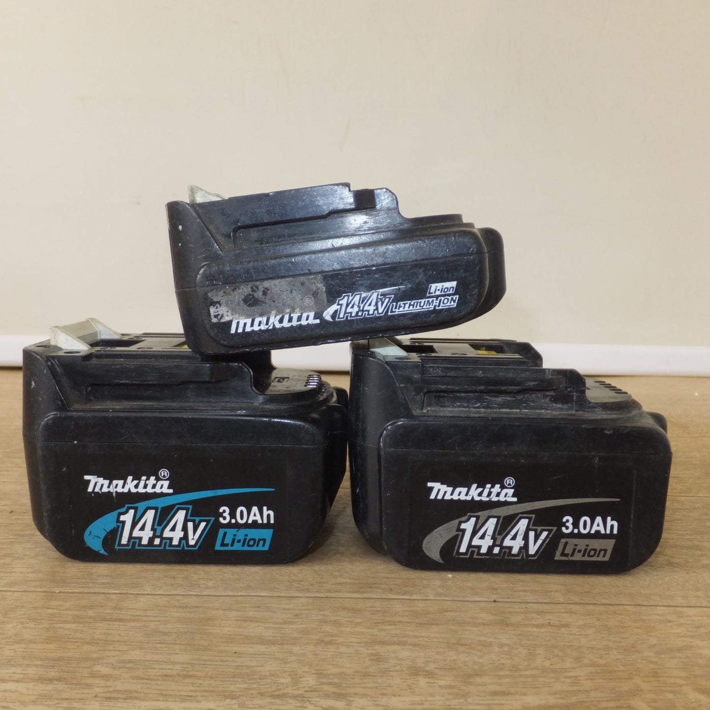 [送料無料] ★マキタ makita 充電式LEDワークライト ML806　バッテリ BL1430 2点　BL1415　セット★