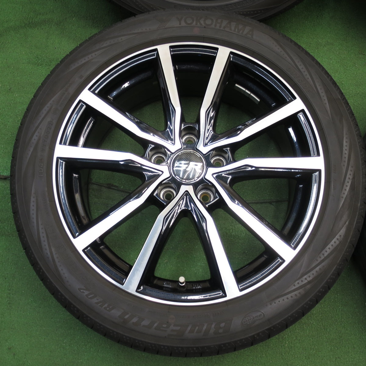 *送料無料* バリ溝！23年！キレイ！9.5分★215/50R17 ヨコハマ ブルーアース RV-02 STRANGER ストレンジャー 17インチ PCD114.3/5H★4040604クノ