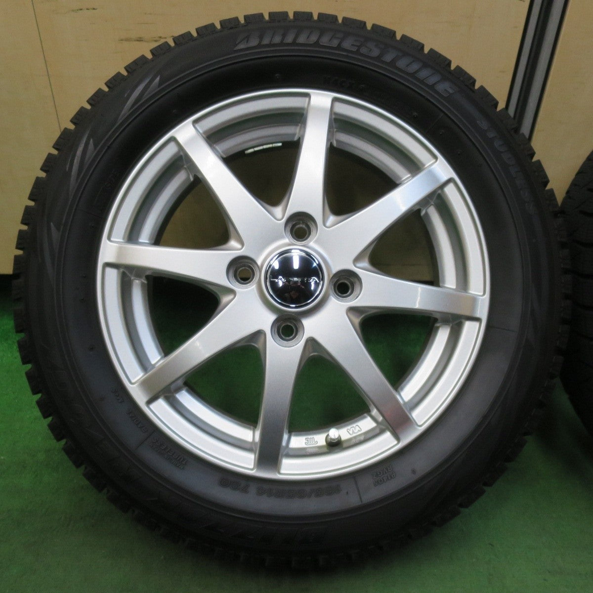 バリ溝！キレイ！8.5分☆スタッドレス 165/65R14 ブリヂストン