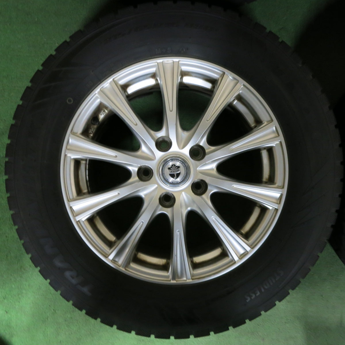[送料無料] バリ溝！22年！9.5分★スタッドレス 215/65R16 トーヨー ウインタートランパス TX JOKER ジョーカー 16インチ PCD114.3/5H★4120606SYス