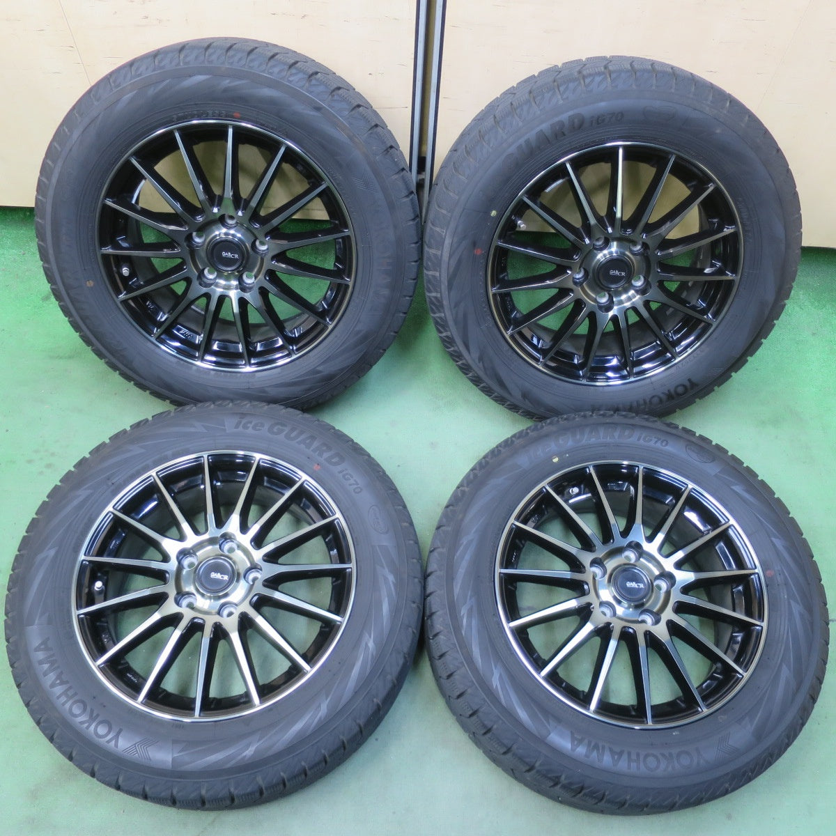 バリ溝！キレイ！9分★スタッドレス 215/60R16 ヨコハマ アイスガード iG70 GAB Version CR 16インチ PCD114.3/5H★6032605イス