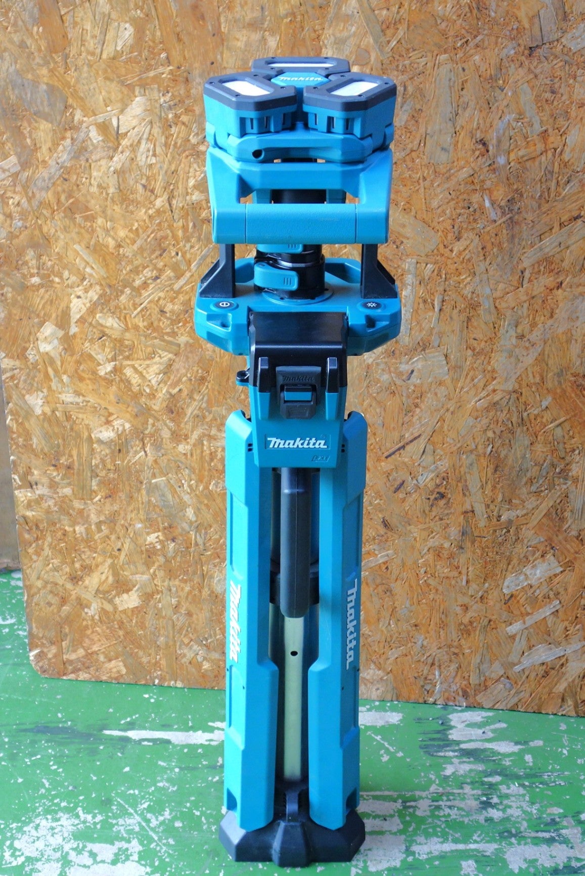 [送料無料] キレイ◆makita マキタ 充電式タワーライト ML814 投光器 照明 専用ショルダーバッグ付 本体のみ◆