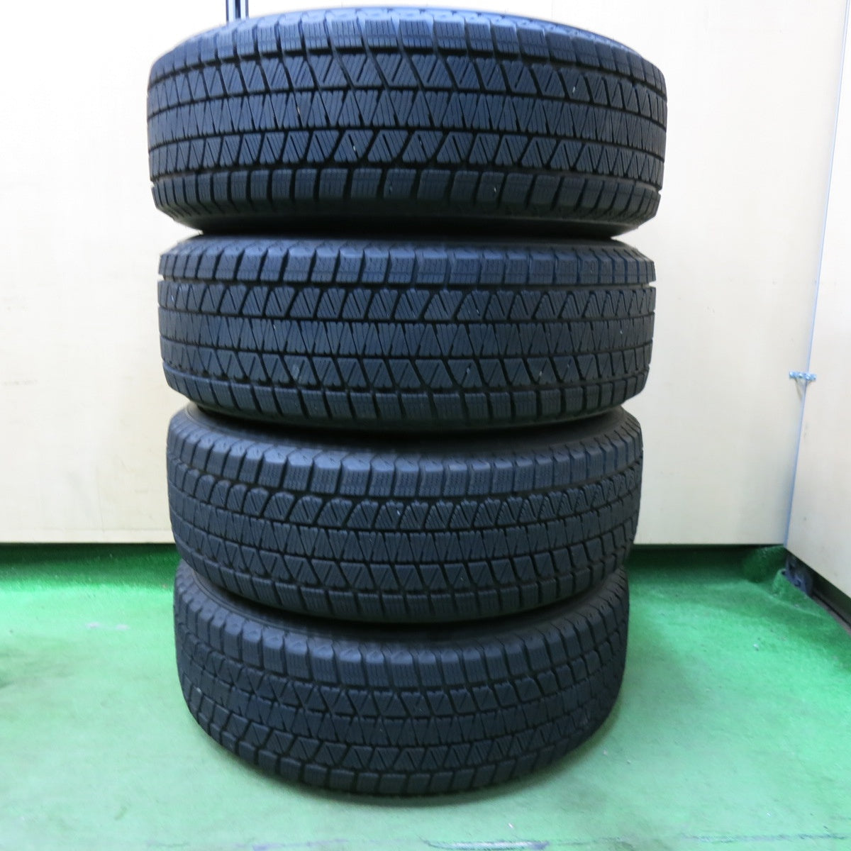 [送料無料] バリ溝！22年！9.5分以上★スタッドレス 235/65R18 ブリヂストン ブリザック DM-V3 Delmore デルモア 18インチ PCD114.3/5H★4122709SYス