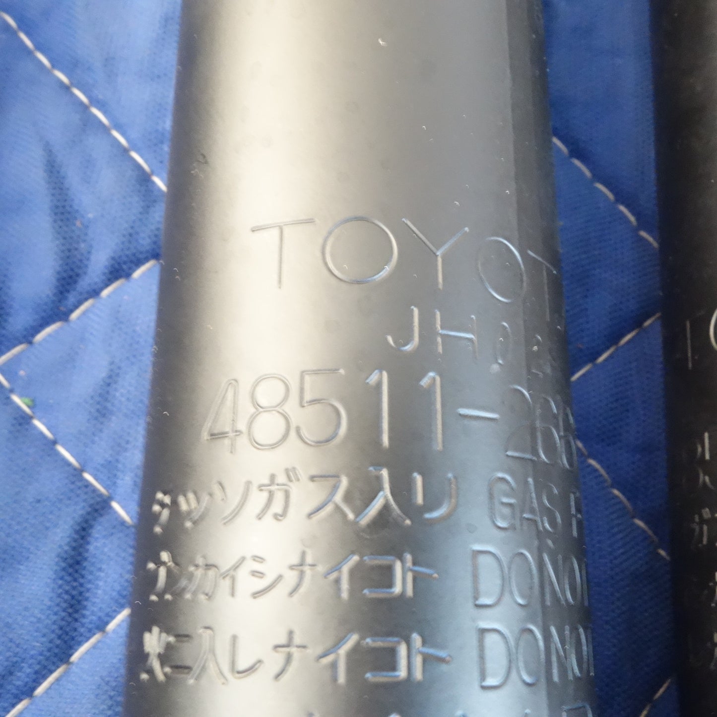 [送料無料] 新車外し！1台分☆トヨタ 200系 4WD ハイエース 純正 ショックアブソーバー 48531-26851 48511-26670☆