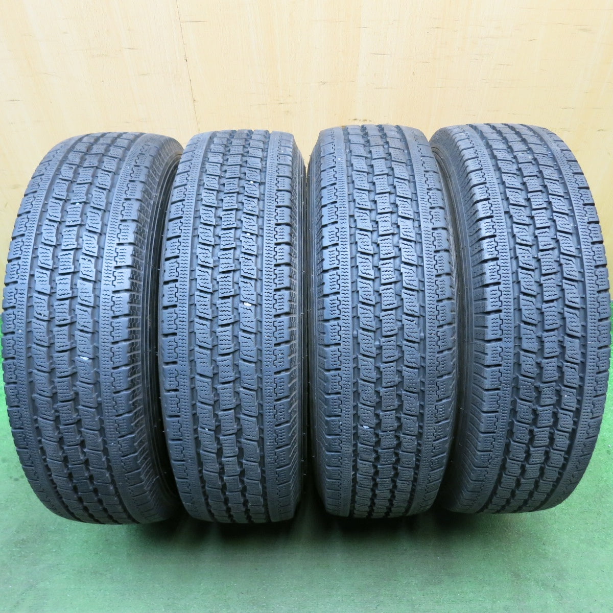 バリ溝！9.5分★トヨタ 200系 ハイエース 純正 OP 195/80R15 107/105L スタッドレス トーヨー デルベックス 934 15インチ PCD139.7/6H★5080205HAス