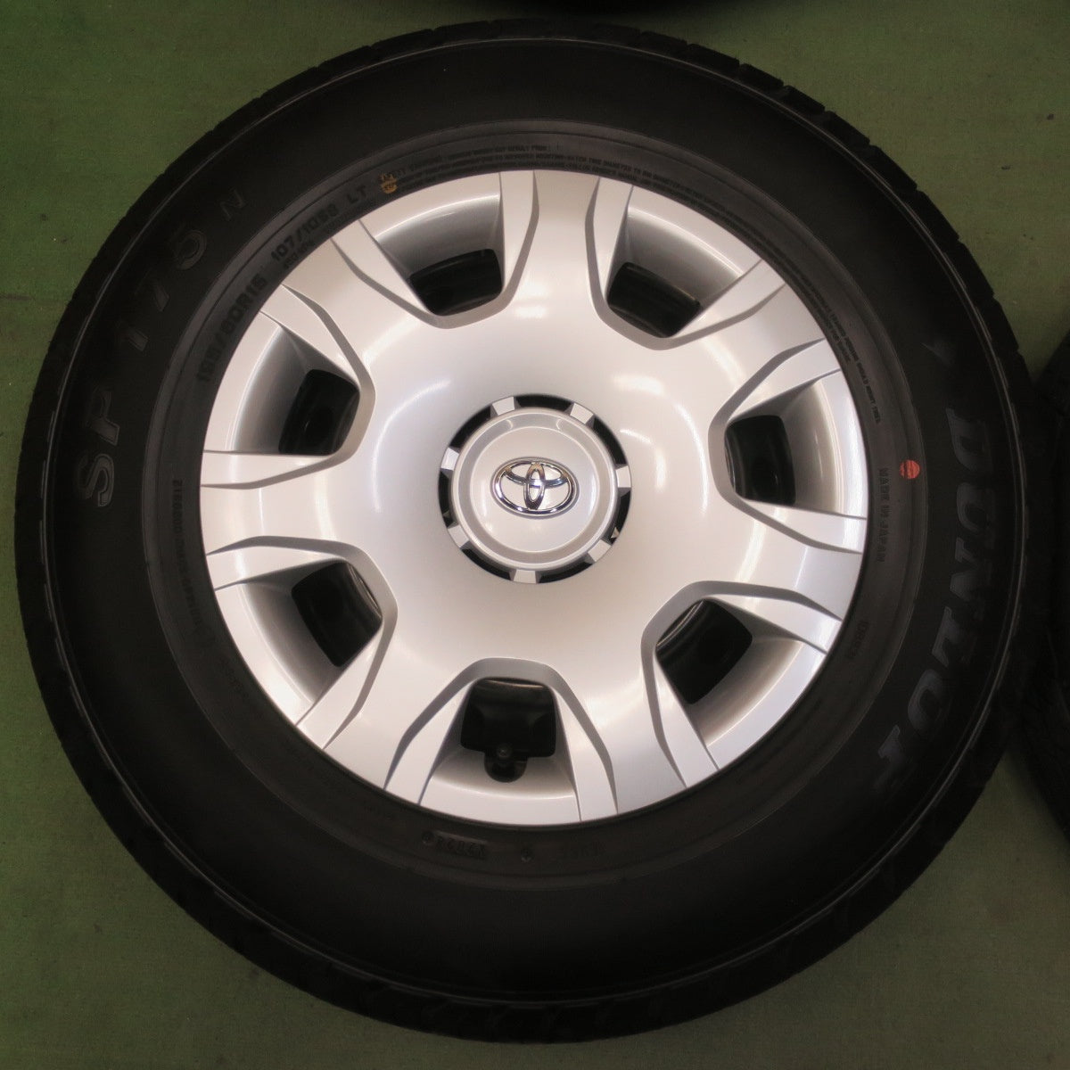 新車外し！24年◎トヨタ 200系 ハイエース 純正 スチール 195/80R15 107/105S ダンロップ SP175N 15インチ PCD139.7/6H◎6100609イノ