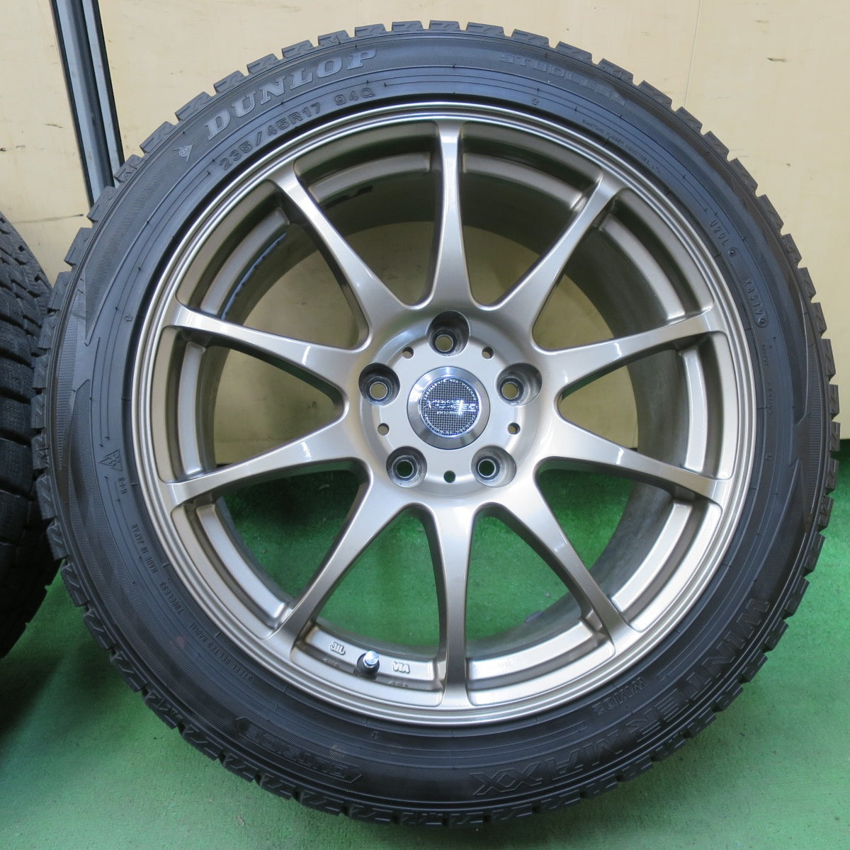 バリ溝！キレイ！9.5分★スタッドレス X CROSS SPEED PREMIUM 235/45R17 ダンロップ ウインターマックス WM02  クロススピード 17インチ PCD114.3/5H★5100909イス