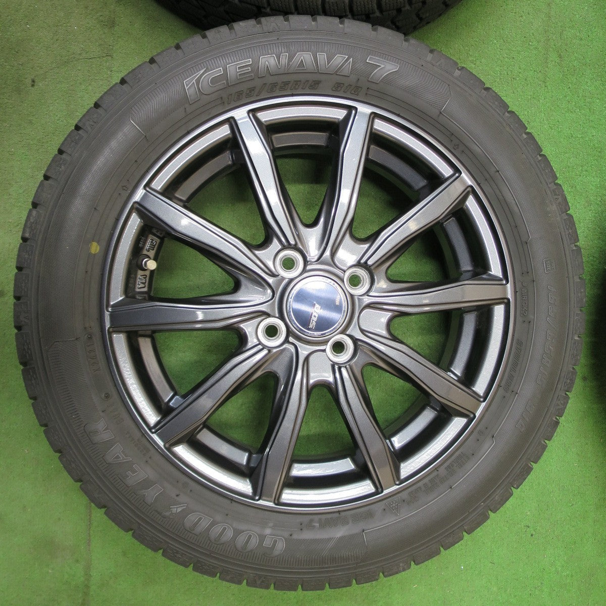 バリ溝！キレイ！8.5分★スタッドレス 165/65R15 グッドイヤー アイスナビ7 D.O.S. DOS 15インチ ソリオ ハスラー タフト 等 PCD100/4H★6021802ナス