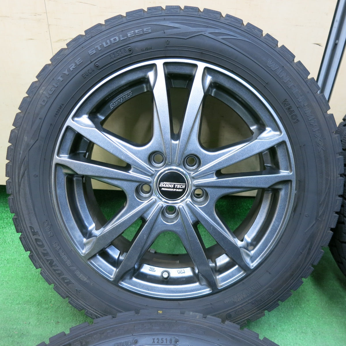 [送料無料] バリ溝！キレイ！9.5分★シエンタ等 185/60R15 スタッドレス ダンロップ ウインターマックス WM01 BAHNS TECH BLEST 15インチ PCD100/5H★4112710SYス