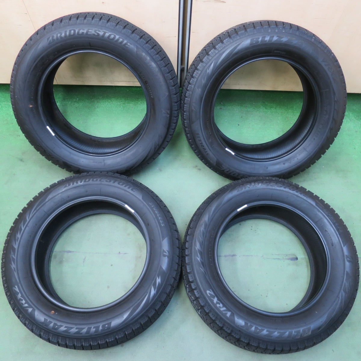 バリ溝！22年！ほぼ10分◎スタッドレス 215/60R16 ブリヂストン ブリザック VRX2 タイヤ 16インチ エスティマ マークX カムリ WR-V オデッセイ ヴェゼル CX-3 MPV 等◎6090406イス