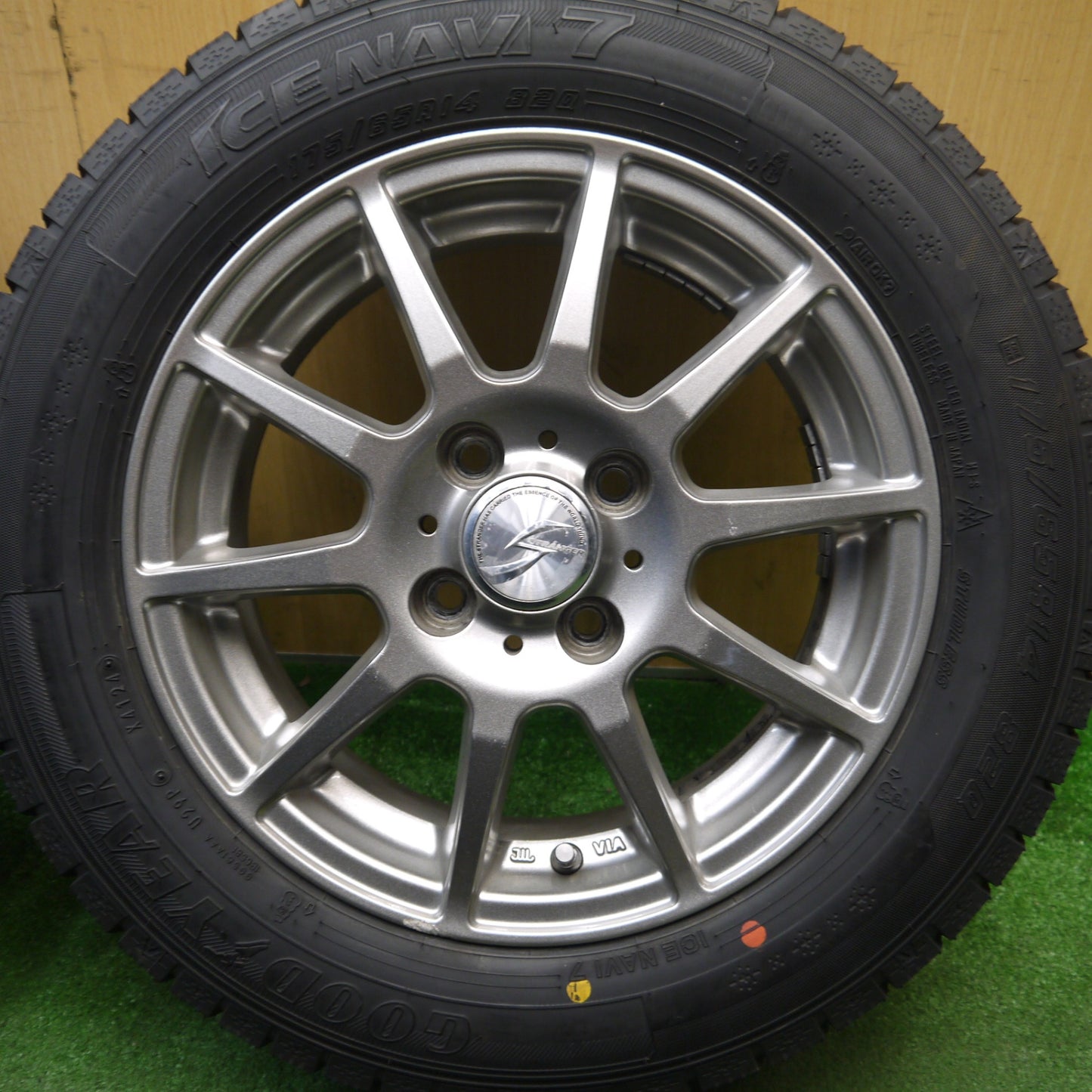 バリ溝！24年！ほぼ10分★スタッドレス 175/65R14 グッドイヤー アイスナビ7 STRANGER ストレンジャー 14インチ PCD100/4H★6013002Hス