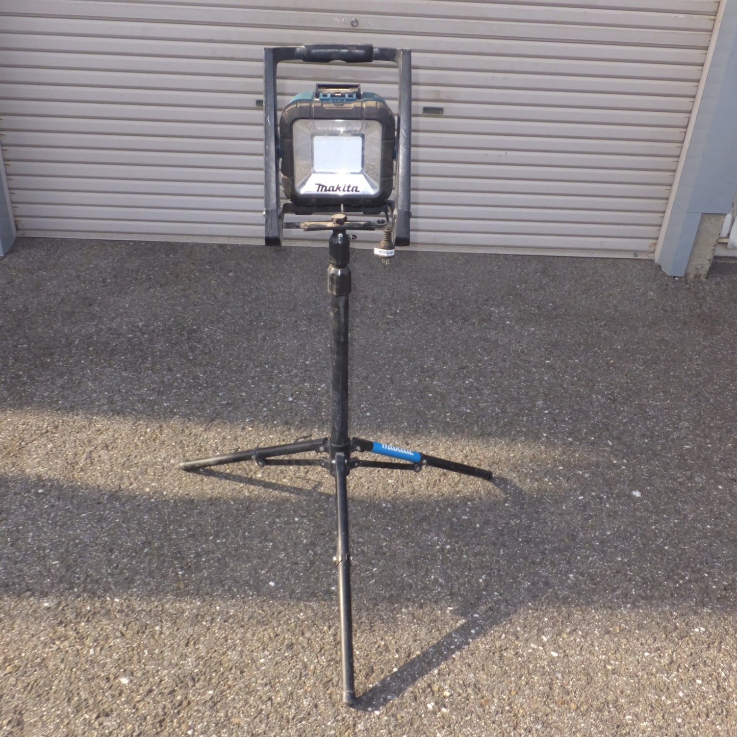 [送料無料] ★マキタ makita 充電式LEDスタンドライト ML805 AC100V 14.4V/18V 本体のみ　三脚 セット★