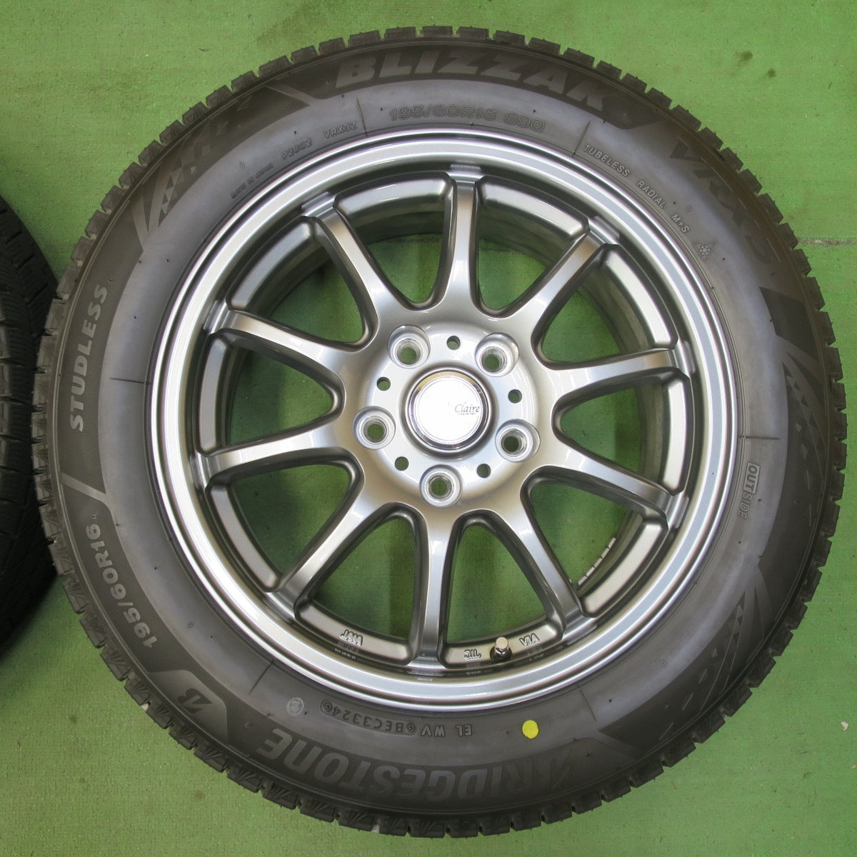 バリ溝！24年！キレイ！ほぼ10分★スタッドレス 195/60R16 ブリヂストン ブリザック VRX3 Claire ZT10 クレール 16インチ PCD114.3/5H★5061801イス