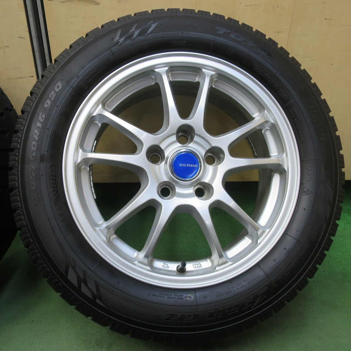 バリ溝！23年！キレイ！9.5分以上★スタッドレス 205/60R16 トーヨー オブザーブ GIZ ECO FORME エコフォルム 16インチ PCD114.3/5H★6051808イス