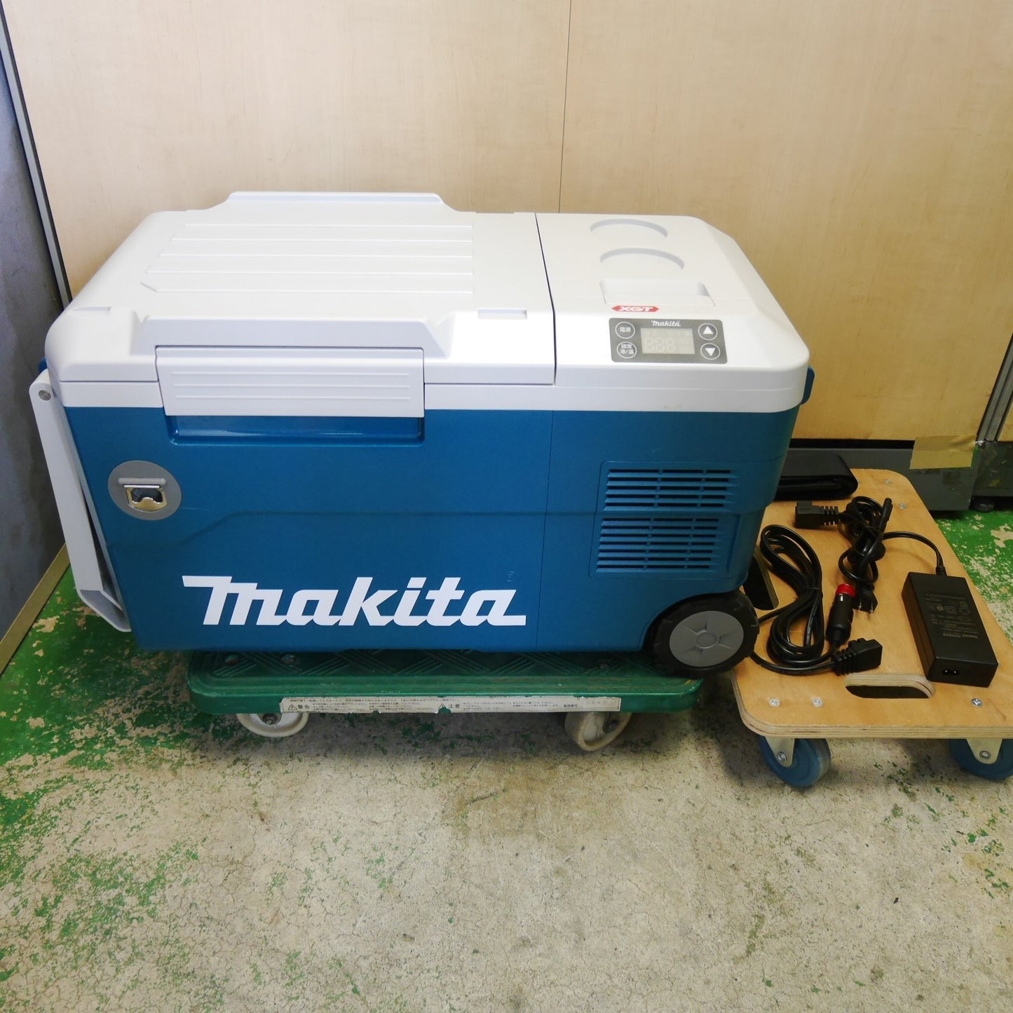 キレイ☆マキタ 充電式 保冷温庫 CW001G 20L シガーソケット用電源・ACアダプター付き ポータブル 保冷 保温 庫 makita☆ [送料無料]