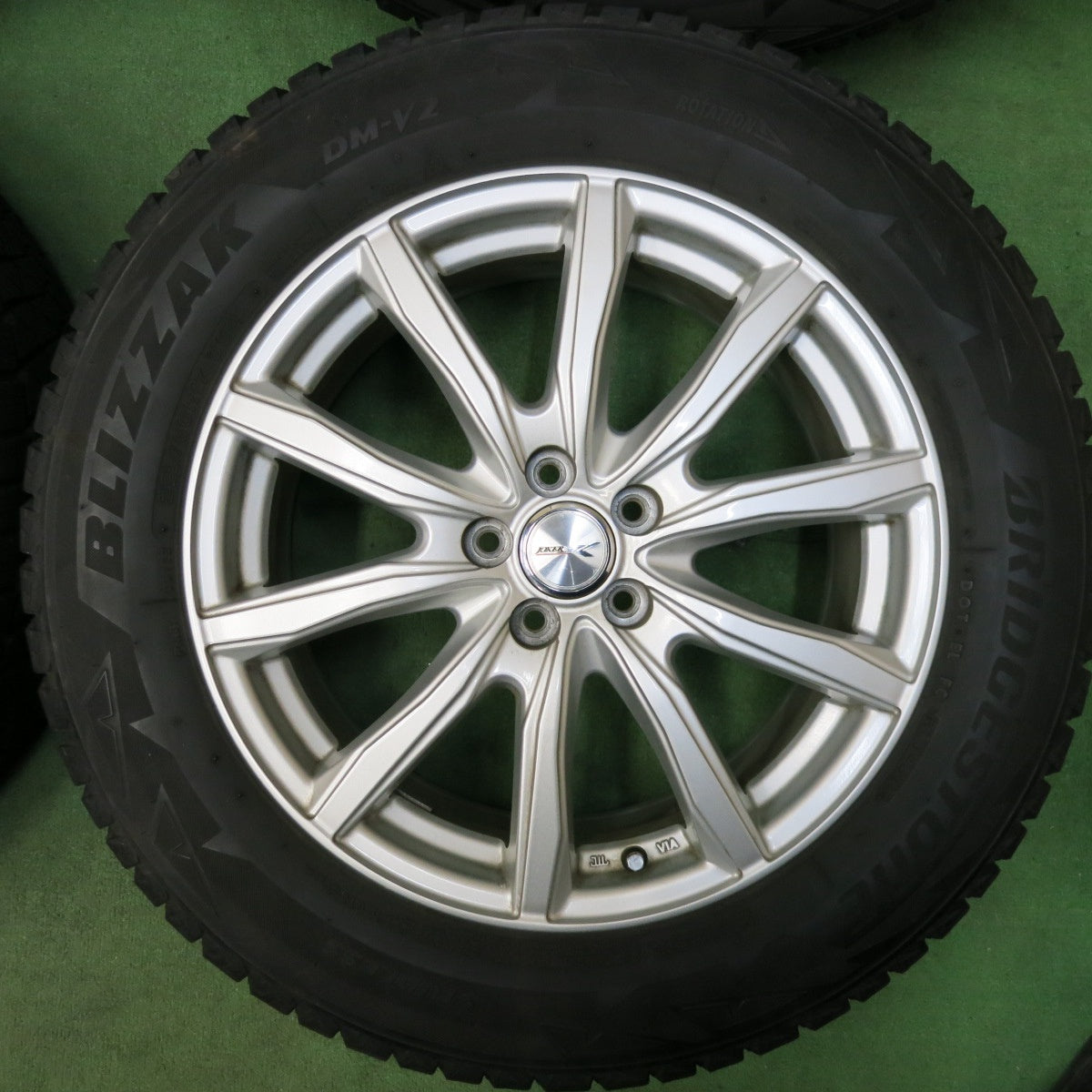[送料無料] キレイ★スバル XV 等 225/60R17 スタッドレス ブリヂストン ブリザック DM-V2 JOKER ジョーカー 17インチ PCD100/5H★4112904SYス