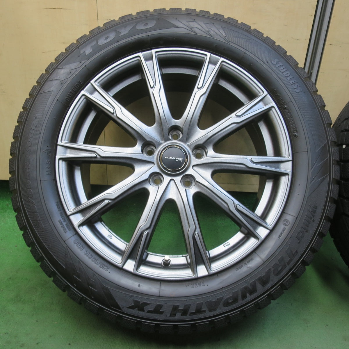 バリ溝！キレイ！9.5分★スタッドレス 225/60R18 トーヨー ウインター トランパス TX AZANE E-10 アザーネ 18インチ PCD114.3/5H★6041501イス