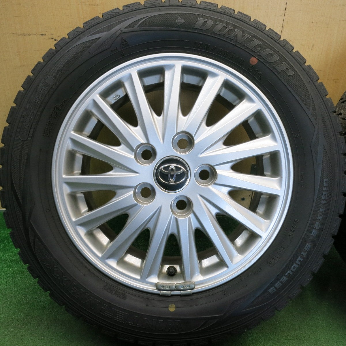 バリ溝！キレイ！9分★トヨタ 80系 ノア ヴォクシー 純正 195/65R15 スタッドレス ダンロップ ウインターマックス WM01 15インチ PCD114.3/5H★6052402HAス