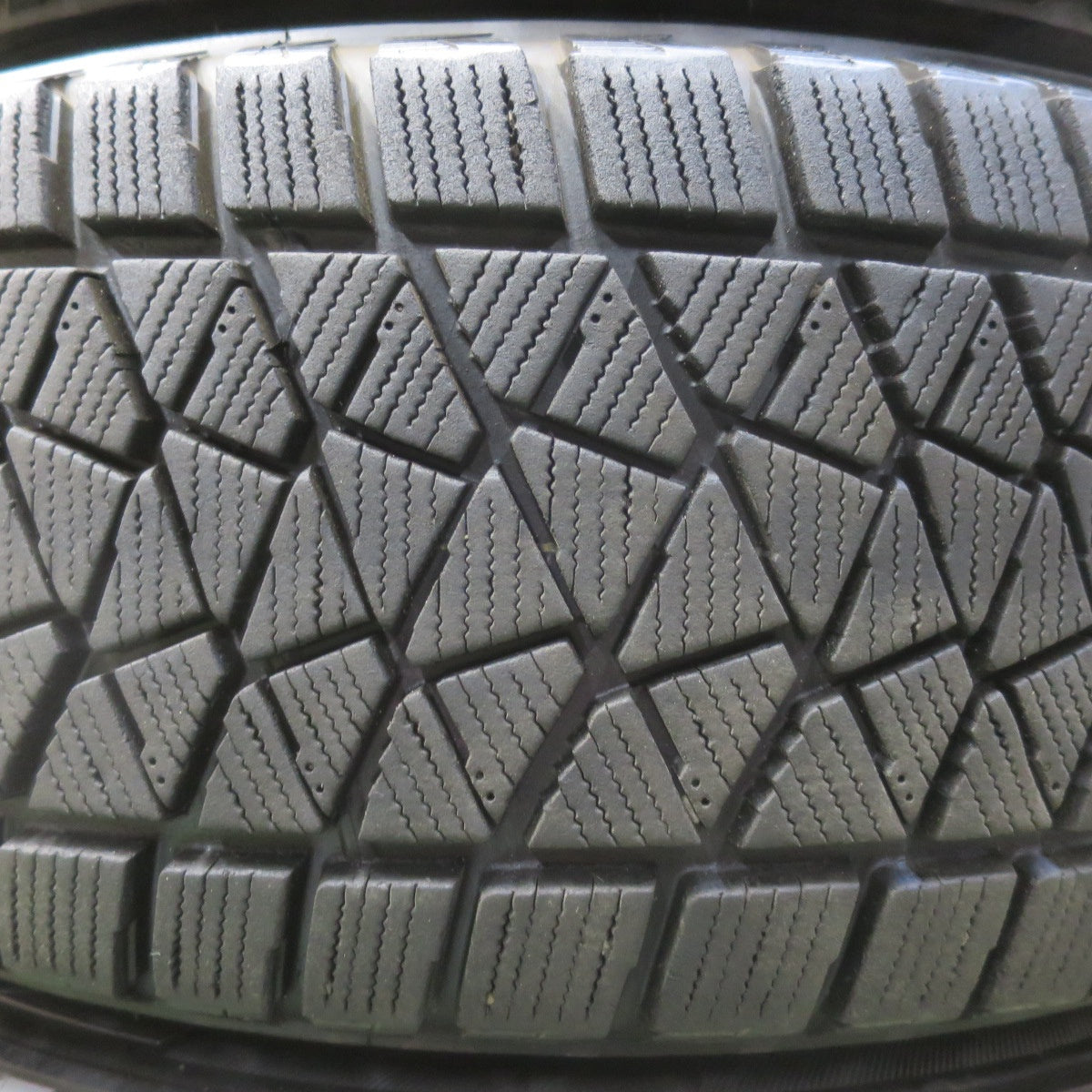 バリ溝！キレイ！8.5分★JEEP ジープ KL チェロキー 純正 225/60R17 スタッドレス ブリヂストン ブリザック DM-V2 17インチ PCD110/5H★5110707イス