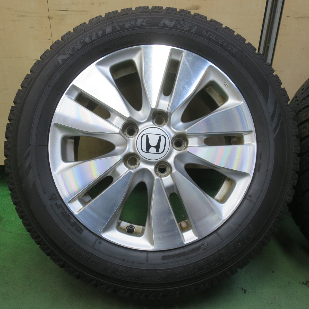 バリ溝！9分◎ホンダ RK ステップワゴン スパーダ 純正 205/60R16 スタッドレス オートバックス ノーストレック N3i 16インチ PCD114.3/5H◎6072604イス