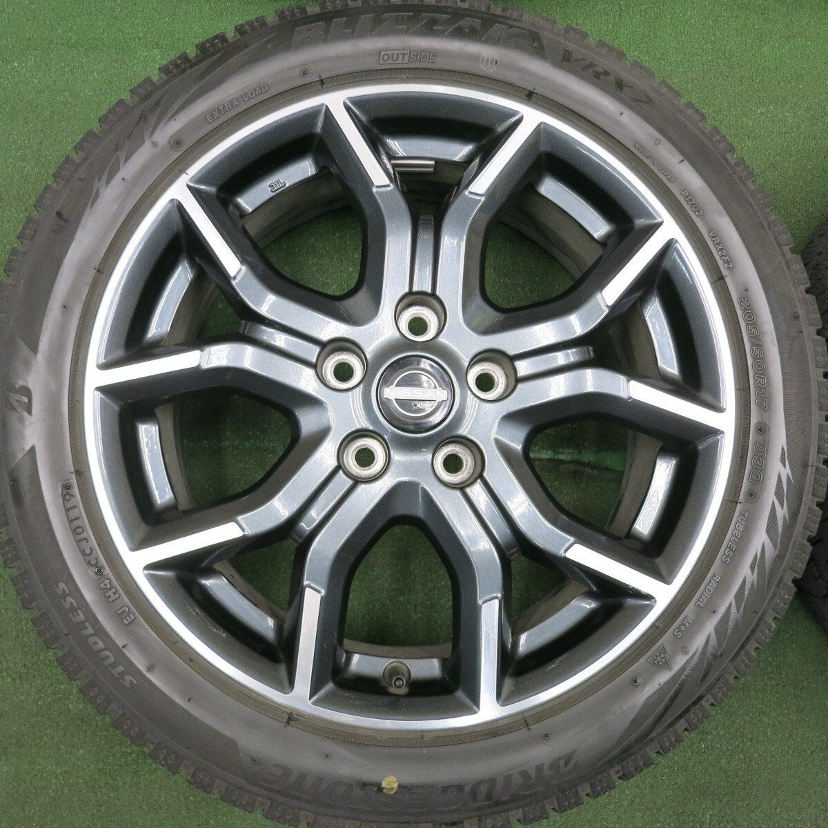 バリ溝！キレイ！9.5分★日産 C27 セレナ ニスモ 純正 205/50R17 スタッドレス ブリヂストン VRX2 PCD114.3/5H★4050601HAス