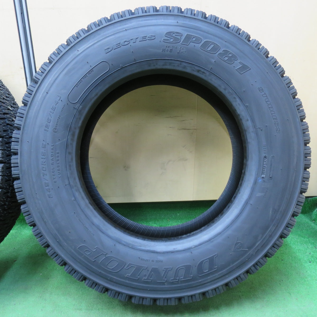 [送料無料] 未使用！24年！2本★トラック タイヤ 245/70R19.5 136/134J スタッドレス ダンロップ デクテス SP081 DECTES 19.5インチ★4120904イスタ