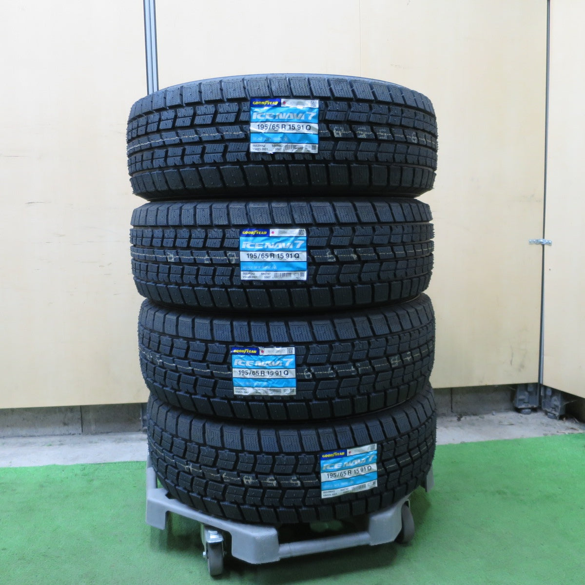 未使用！25年★スタッドレス 195/65R15 グッドイヤー アイスナビ7 タイヤ 15インチ プリウス ノア ヴォクシー ステップワゴン セレナ 等★6041302NGスタ