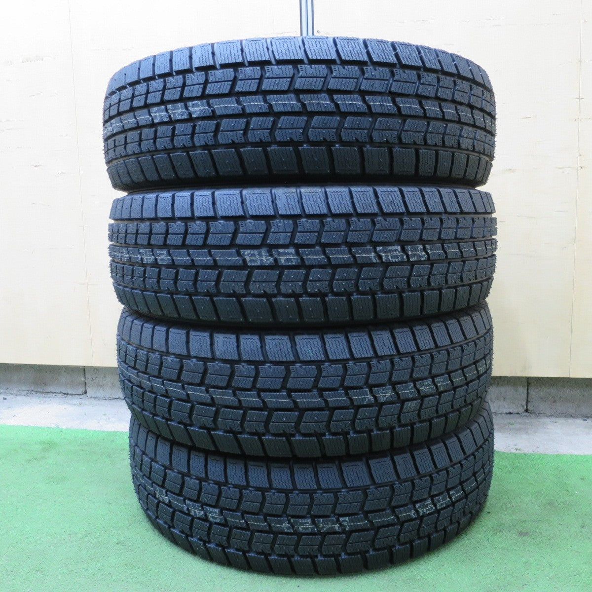 未使用！25年★スタッドレス 195/60R17 グッドイヤー アイスナビ7 タイヤ 17インチ ライズ ロッキー 60系 プリウス 等★6032704NGスタ